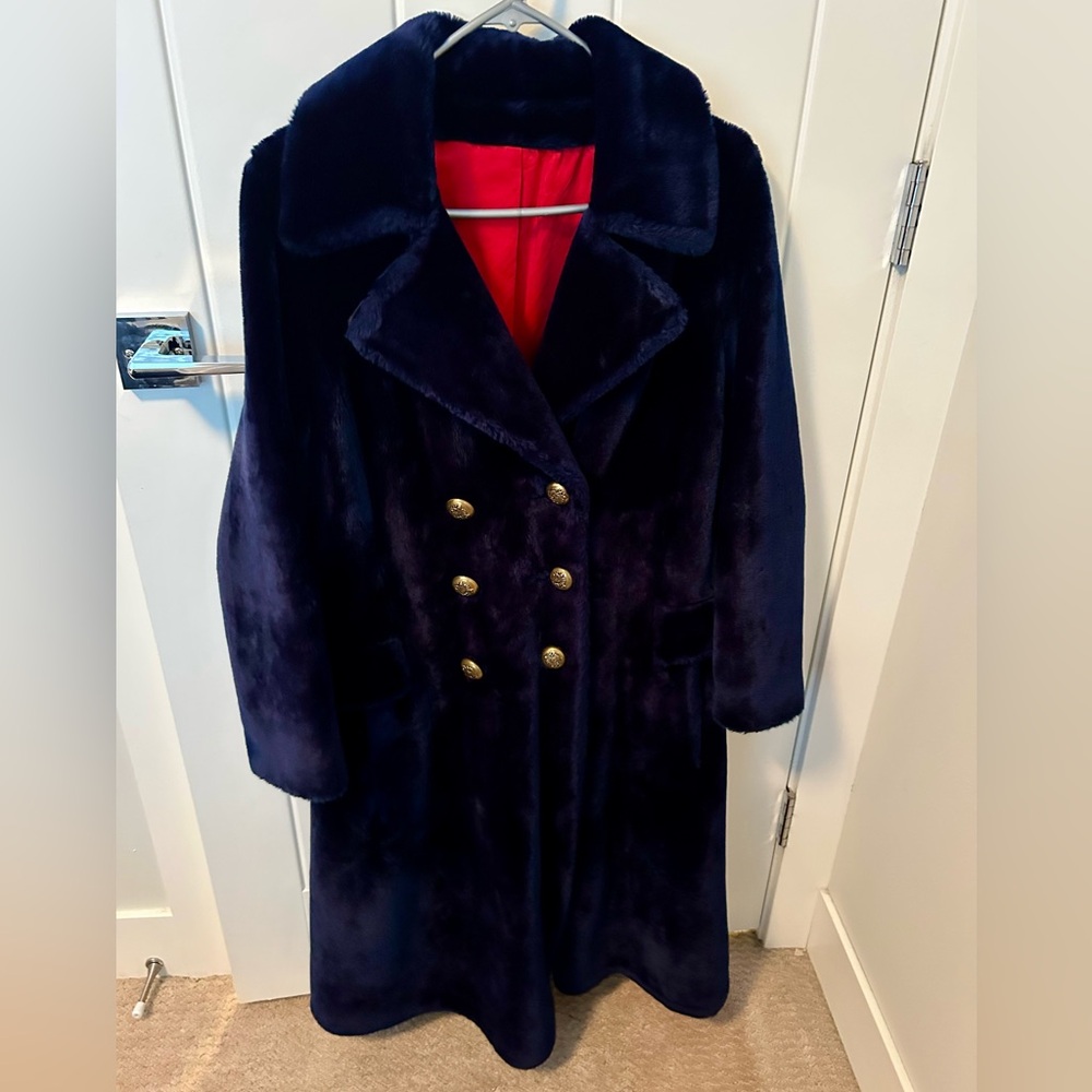 VINTAGE - Luxurious Navy Teddy Coat with Gold Accents